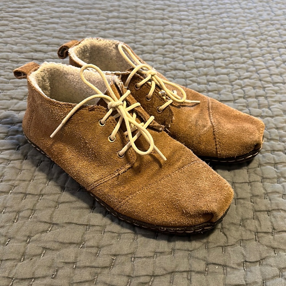 Toms Women's Brown Suede Moccasin Boots with Cream Laces